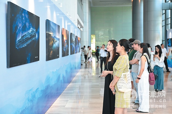 九游体育-“蓝眼泪”摄影摄像展开幕 光影艺术点亮文旅名片
